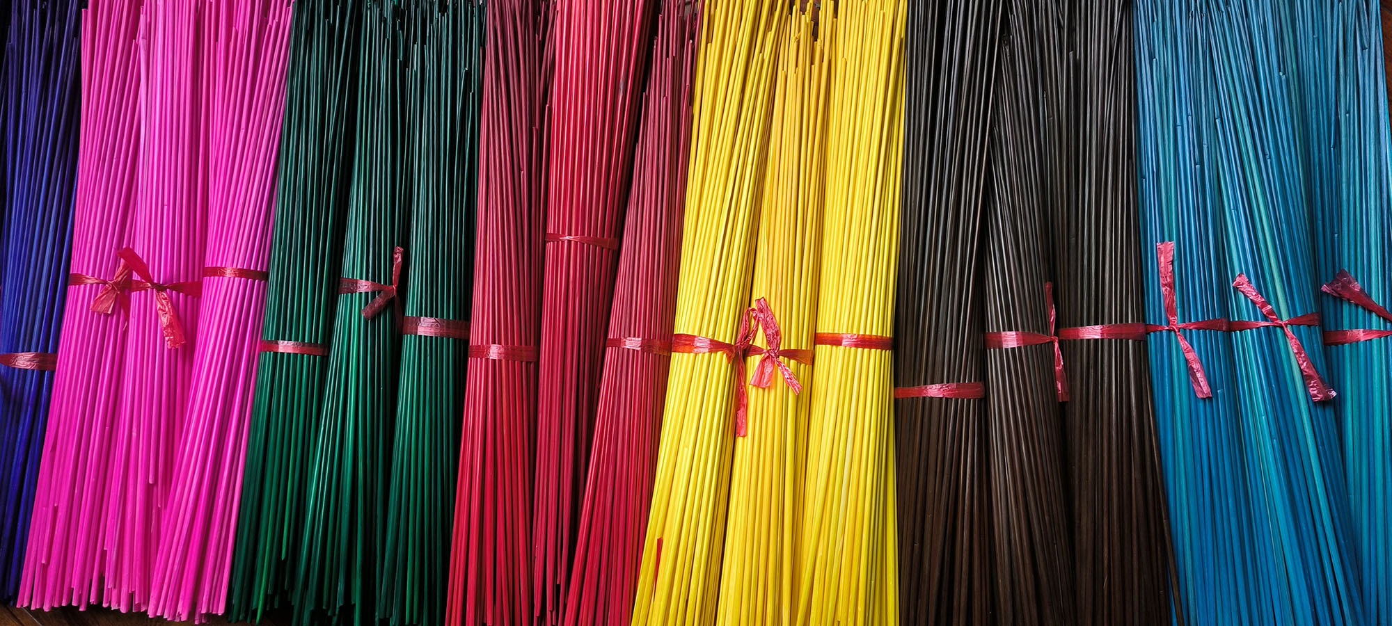 Straw materials with dyed color